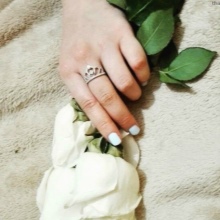 Срібні кільця з камінням (116 фото): жіночі моделі з місячним і чорним каменем в сріблі