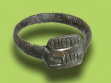 Срібні кільця з камінням (116 фото): жіночі моделі з місячним і чорним каменем в сріблі