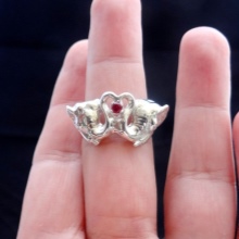 Срібні кільця з камінням (116 фото): жіночі моделі з місячним і чорним каменем в сріблі