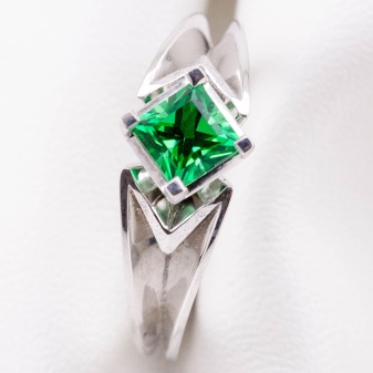 Срібні кільця з камінням (116 фото): жіночі моделі з місячним і чорним каменем в сріблі