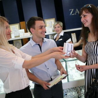 Срібні кільця з камінням (116 фото): жіночі моделі з місячним і чорним каменем в сріблі