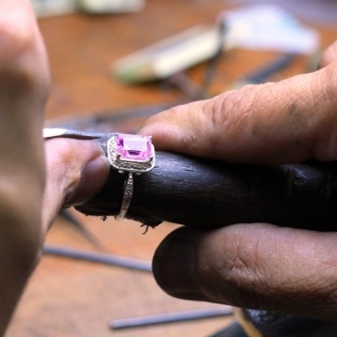 Срібні кільця з камінням (116 фото): жіночі моделі з місячним і чорним каменем в сріблі