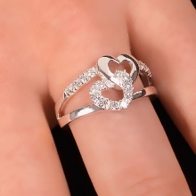 Срібні кільця з камінням (116 фото): жіночі моделі з місячним і чорним каменем в сріблі