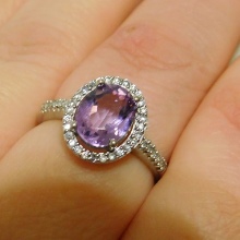 Срібні кільця з камінням (116 фото): жіночі моделі з місячним і чорним каменем в сріблі