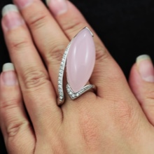 Срібні кільця з камінням (116 фото): жіночі моделі з місячним і чорним каменем в сріблі