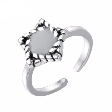 Срібні кільця з камінням (116 фото): жіночі моделі з місячним і чорним каменем в сріблі