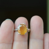 Срібні кільця з камінням (116 фото): жіночі моделі з місячним і чорним каменем в сріблі