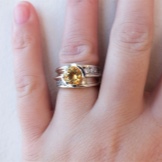 Срібні кільця з камінням (116 фото): жіночі моделі з місячним і чорним каменем в сріблі