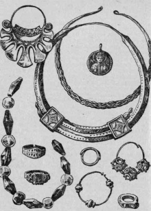 Срібні кільця з камінням (116 фото): жіночі моделі з місячним і чорним каменем в сріблі