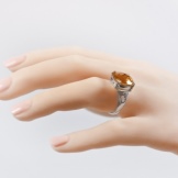 Срібні кільця з камінням (116 фото): жіночі моделі з місячним і чорним каменем в сріблі