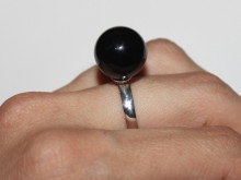 Срібні кільця з камінням (116 фото): жіночі моделі з місячним і чорним каменем в сріблі