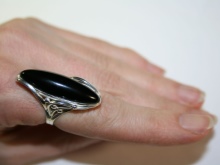 Срібні кільця з камінням (116 фото): жіночі моделі з місячним і чорним каменем в сріблі