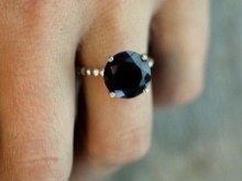 Срібні кільця з камінням (116 фото): жіночі моделі з місячним і чорним каменем в сріблі