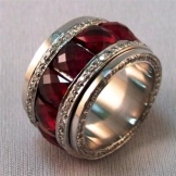 Срібні кільця з камінням (116 фото): жіночі моделі з місячним і чорним каменем в сріблі