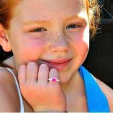 Срібні кільця з камінням (116 фото): жіночі моделі з місячним і чорним каменем в сріблі