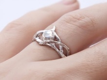 Срібні кільця з камінням (116 фото): жіночі моделі з місячним і чорним каменем в сріблі