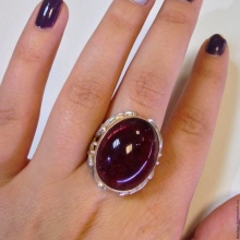 Срібні кільця з камінням (116 фото): жіночі моделі з місячним і чорним каменем в сріблі