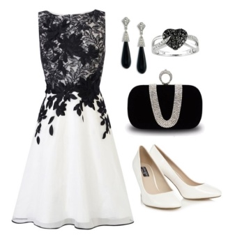 Срібні кільця з камінням (116 фото): жіночі моделі з місячним і чорним каменем в сріблі