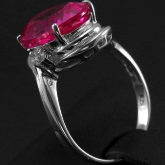 Срібні кільця з камінням (116 фото): жіночі моделі з місячним і чорним каменем в сріблі