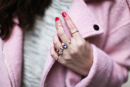 Срібні кільця з камінням (116 фото): жіночі моделі з місячним і чорним каменем в сріблі