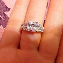 Срібні кільця з камінням (116 фото): жіночі моделі з місячним і чорним каменем в сріблі