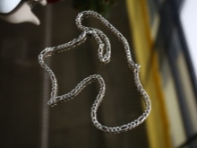 Срібні ланцюжки (112 фото): жіночі моделі на шию і на руку зі срібла з позолотою, 925 проби з кульками, як їх вибрати