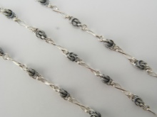 Срібні ланцюжки (112 фото): жіночі моделі на шию і на руку зі срібла з позолотою, 925 проби з кульками, як їх вибрати