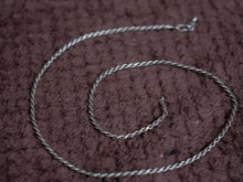 Срібні ланцюжки (112 фото): жіночі моделі на шию і на руку зі срібла з позолотою, 925 проби з кульками, як їх вибрати