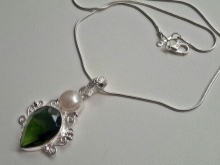 Срібні ланцюжки (112 фото): жіночі моделі на шию і на руку зі срібла з позолотою, 925 проби з кульками, як їх вибрати