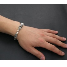 Срібні ланцюжки (112 фото): жіночі моделі на шию і на руку зі срібла з позолотою, 925 проби з кульками, як їх вибрати