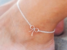 Срібні ланцюжки (112 фото): жіночі моделі на шию і на руку зі срібла з позолотою, 925 проби з кульками, як їх вибрати