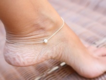 Срібні ланцюжки (112 фото): жіночі моделі на шию і на руку зі срібла з позолотою, 925 проби з кульками, як їх вибрати