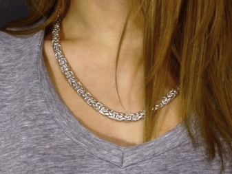 Срібні ланцюжки (112 фото): жіночі моделі на шию і на руку зі срібла з позолотою, 925 проби з кульками, як їх вибрати