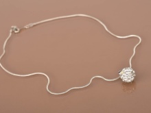 Срібні ланцюжки (112 фото): жіночі моделі на шию і на руку зі срібла з позолотою, 925 проби з кульками, як їх вибрати