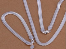 Срібні ланцюжки (112 фото): жіночі моделі на шию і на руку зі срібла з позолотою, 925 проби з кульками, як їх вибрати