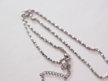 Срібні ланцюжки (112 фото): жіночі моделі на шию і на руку зі срібла з позолотою, 925 проби з кульками, як їх вибрати