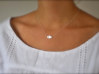 Срібні ланцюжки (112 фото): жіночі моделі на шию і на руку зі срібла з позолотою, 925 проби з кульками, як їх вибрати