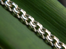 Срібні ланцюжки (112 фото): жіночі моделі на шию і на руку зі срібла з позолотою, 925 проби з кульками, як їх вибрати