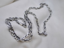 Срібні ланцюжки (112 фото): жіночі моделі на шию і на руку зі срібла з позолотою, 925 проби з кульками, як їх вибрати