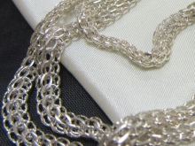 Срібні ланцюжки (112 фото): жіночі моделі на шию і на руку зі срібла з позолотою, 925 проби з кульками, як їх вибрати