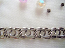 Срібні ланцюжки (112 фото): жіночі моделі на шию і на руку зі срібла з позолотою, 925 проби з кульками, як їх вибрати