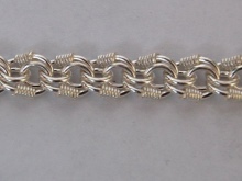 Срібні ланцюжки (112 фото): жіночі моделі на шию і на руку зі срібла з позолотою, 925 проби з кульками, як їх вибрати