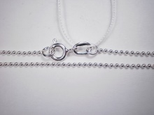 Срібні ланцюжки (112 фото): жіночі моделі на шию і на руку зі срібла з позолотою, 925 проби з кульками, як їх вибрати