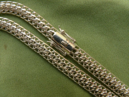 Срібні ланцюжки (112 фото): жіночі моделі на шию і на руку зі срібла з позолотою, 925 проби з кульками, як їх вибрати