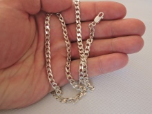 Срібні ланцюжки (112 фото): жіночі моделі на шию і на руку зі срібла з позолотою, 925 проби з кульками, як їх вибрати