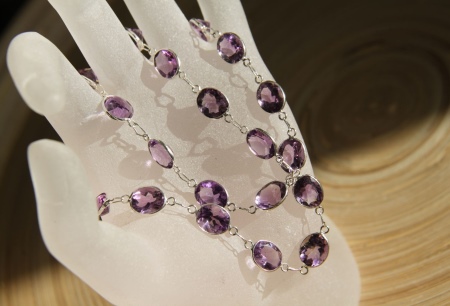 Срібні ланцюжки (112 фото): жіночі моделі на шию і на руку зі срібла з позолотою, 925 проби з кульками, як їх вибрати