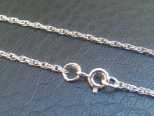 Срібні ланцюжки (112 фото): жіночі моделі на шию і на руку зі срібла з позолотою, 925 проби з кульками, як їх вибрати