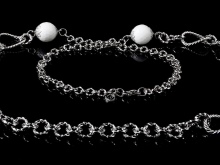 Срібні ланцюжки (112 фото): жіночі моделі на шию і на руку зі срібла з позолотою, 925 проби з кульками, як їх вибрати