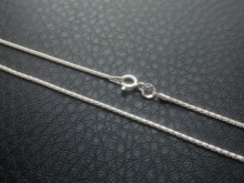 Срібні ланцюжки (112 фото): жіночі моделі на шию і на руку зі срібла з позолотою, 925 проби з кульками, як їх вибрати