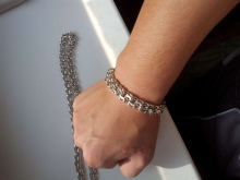 Срібні ланцюжки (112 фото): жіночі моделі на шию і на руку зі срібла з позолотою, 925 проби з кульками, як їх вибрати